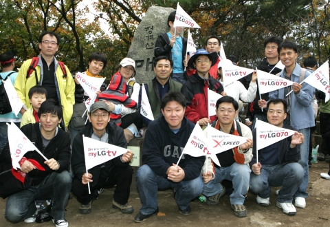 LG데이콤 임직원 및 가족들이 26일 청계산에서 자사 통신 서비스 홍보에 나서 가족 단위 등산객들의 관심을 끌었다.