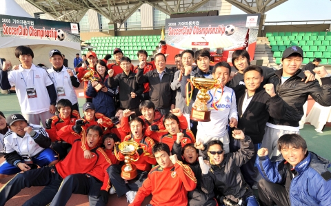 기아자동차가 25일 남양주 종합운동장에서 수도권 축구 동호회가 참가하는'2008 기아자동차컵 사커클럽 챔피언십 결승대회'를 개최하고, 참가팀들이 마련한 1,000
