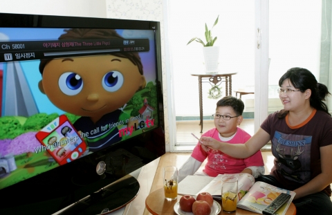 LG데이콤(대표 박종응)은 자사 IPTV 서비스인 myLGtv의 어린이 영어 콘텐츠 대상으로 자막 서비스를 28일부터 본격적으로 시작한다고 밝혔다. myLGtv가 제공하는 자막서비스는 업계 최초로 프로그램 시청 도중 영어와 한글, 무자막 등 3가지를 자유롭게 선택할 수 있는 것이 가장 큰 특징이다. (사진) 송파구 거여동에 거주하는 myLGtv 고객이 초등학교 1학년 아들과 함께 ‘슈퍼와이’를 보며 영어공부를 하고 있다.