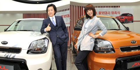 기아차는 27일 최근 출시한 신개념CUV 신차 쏘울의 홍보대사로 3545세대에서는 탤런트 김명민 씨(왼쪽)와 2535세대에서는 가수 선예(오른쪽) 씨를 위촉했다.