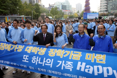 (왼쪽부터) 삼성전자 농구단 안준호 감독, 강혁 선수, 한국사회복지협의회 김득린 회장, 하우젠 시스템 에어컨 광고 모델인 가수 옥주현씨, 삼성전자 경영지원총괄 최도석 사장, 삼성사