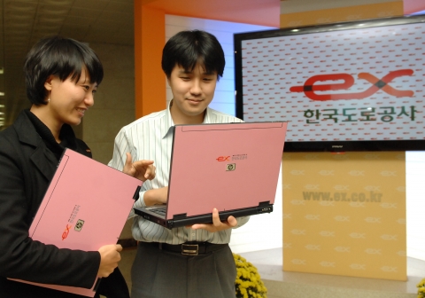 한국도로공사의 사원들이 노트북 스킨이 부착된 HP노트북을 사용하고 있다.