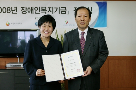 신한카드 이재우사장(오른쪽)이 34억 1천 6백만 원이 적립된 장애인복지기금증서를 보건복지가족부 전재희 장관(왼쪽)에게 전달한 후 기념촬영 하고 있다.