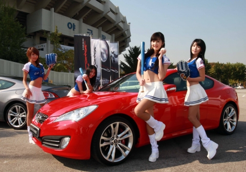 잠실구장 한국시리즈 5차전에 제네시스 쿠페 전시