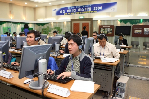 30일 용인에서 개최된 시각장애인 컴퓨터 경진대회 '삼성 애니컬 페스티벌 2008'에서 일반부 정보검색대회에 참가한 시각장애인들이 컴퓨터 활용능력을 겨루고 있다.