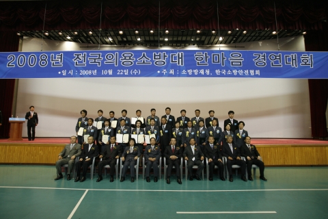 수상자들이 기념촬영을 하고 있다.