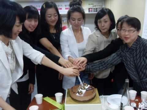 병원코디네이터 수료생의 케이크 컷팅
