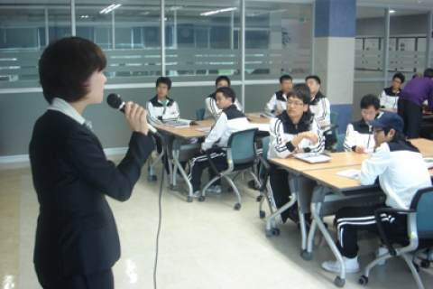 KHC교육원 임지민 원장, 한국화이바 신입사원 대상 예절 및 DISC 진단