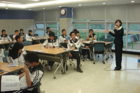 KHC교육원 임지민 원장, 한국화이바 신입사원 대상 예절 및 DISC 진단