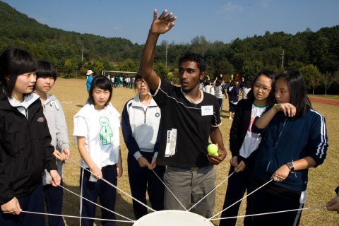 국립중앙청소년수련원의 2008아시아청소년지도자양성연수에 참가한 지도자가 청소년들에게 직접 청소년활동 프로그램인 협동바운드볼을 지도하고 있다.