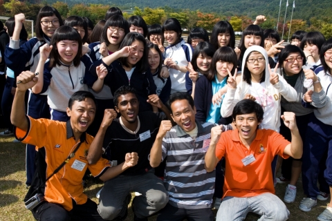 국립중앙청소년수련원의 2008아시아청소년지도자양성연수에 참가한 각국 참가자들이 청소년활동 프로그램 도중 청소년들과 함께 환호성을 지르고 있다.