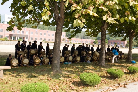 국립중앙청소년수련원 2008찾아가는 청소년활동이 지난 10월 14일 1박2일 일정으로 광주 고룡정보산업학교(구 광주소년원)를 찾아가 청소년들과 함께 모둠북 프로그램을 하고 있다.