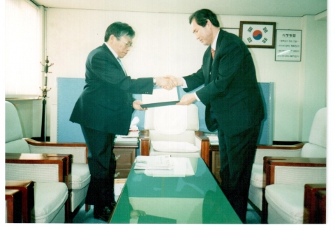 최창목 소장(사진 우)이 이부옥 소장(사진 좌)에게 위촉장을 전달하고 있다