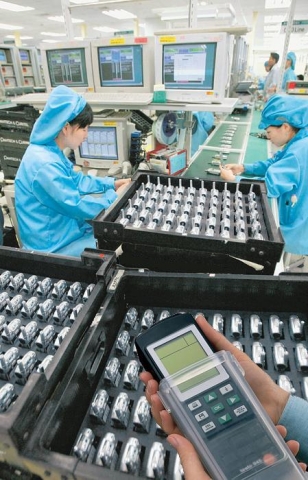 휴대폰 제조 라인에서 사용되고 있는 testo 645 산업용 정밀 온습도계