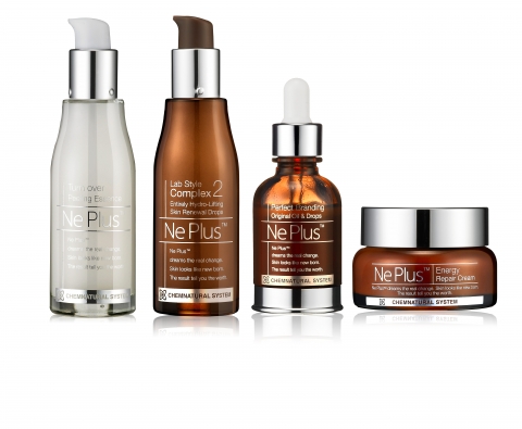 사진 왼쪽부터 각질관리, 수분공급을 위한 ‘턴오버 필링 에센스(Turn over Peeling Essence)’, 주름개선과 항균효과를 위한 ‘스킨 리뉴얼 드롭스(Skin rene