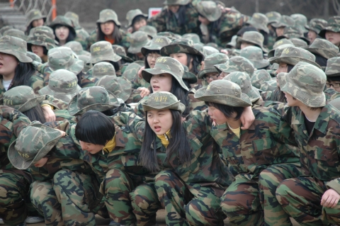 캠프에 참가한 학생들이 공동체훈련을 받고있다.