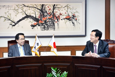 (왼쪽)일본 중소기업청장 하세가와 에이치, (오른쪽)중소기업중앙회 김기문 회장