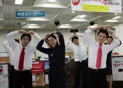 경남은행(은행장 문동성)은 對고객서비스마인드 향상을 위해 시행중인 CS체조(친절체조)를 151개 전 영업점으로 확대 실시한다고 2일 밝혔다.