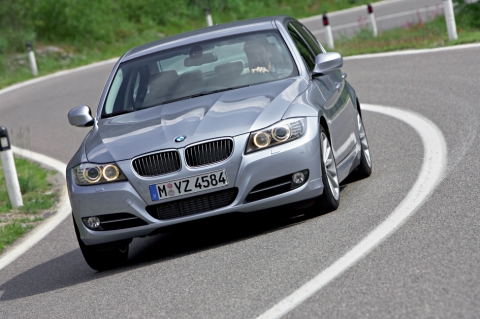 BMW 코리아는 4일 뉴 3시리즈를 공식 출시하면서 ‘스포티, 다이내믹, 효율성’이라는 주제 하에, 새로운 디자인의 공기역학적 구조, 고효율의 이피션트다이내믹스 기술 등을 시각화해