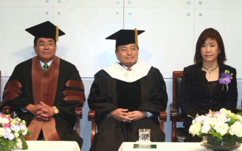 건국대 ‘그린농촌 부흥운동’ 김용복 회장에 명예 경영학 박사 학위