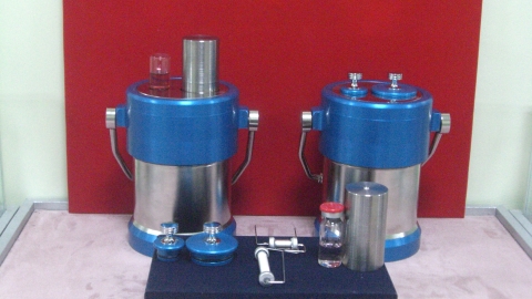 한국원자력연구원에서 개발한 1 큐리(Ci) 용량의 레늄-188 발생기(왼쪽)와 내부 구조도(오른쪽). 병원 현장에서 생리식염수와 진공 처리된 빈 약병만 꽂으면 레늄-188을 추출해서 사용할 수 있다.