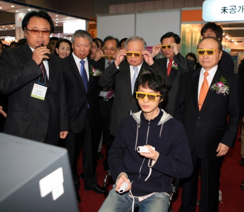 6일 경기 일산 한국국제전시장(KINTEX)에서 열린 ‘2008 산학협력 엑스포’에서 공동조직위원장인 오명 건국대총장(오른쪽)과 손경식 대한상의 회장이 특수 안경을 쓰고 3차원 입