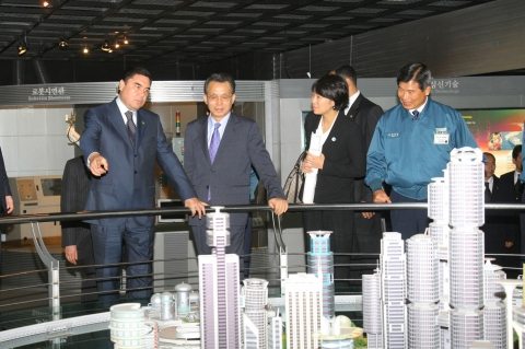 현대중공업 전시관을 둘러보고 있는 베르디무하메도프 투르크메니스탄 대통령(맨 왼쪽)과 한승수 국무총리(왼쪽 2번째), 현대중공업 최길선 사장(맨 오른쪽)