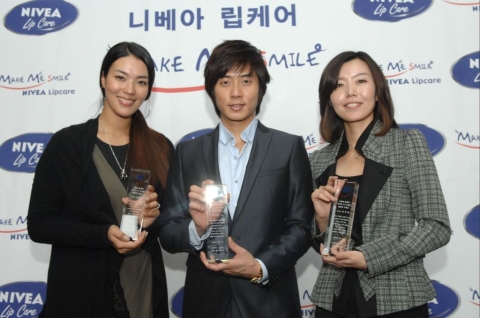 니베아 립케어 ‘메이크 미 스마일’ 캠페인 어워드 수상자로 선정된(좌측부터) 패셔니스타인 파티플래너 지미기, 신화출신의 세번째 뮤지컬 주연을 앞두고 있는 인기가수 앤디, 여자생활백