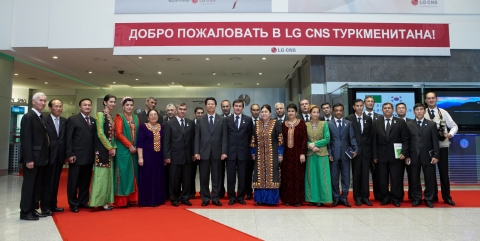 LG CNS 상암 IT 센터 방문 기념 사진  앞줄 왼쪽에서 일곱번째부터 H.E,Tachberdi Tagiyev(석유가스 담당 부총리), LG CNS 신재철 사장, H.E Rashid Meredov(대외관계 부총리)