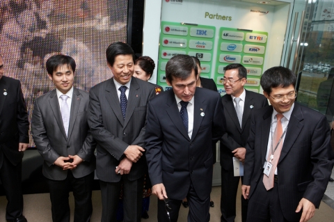 LG CNS 상암 IT 센터 내 &#039;홍보 전시관&#039;에서 한국의 선진 IT 기술을 설명받고 있는 장면(앞줄 왼쪽에서 두 번째부터 신재철 사장과 라시드 메레도프 대외관계 부총리)