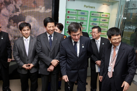LG CNS 상암 IT 센터 내 '홍보 전시관'에서 한국의 선진 IT 기술을 설명받고 있는 장면(앞줄 왼쪽에서 두 번째부터 신재철 사장과 라시드 메레도프 대외관계