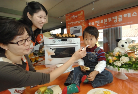삼성전자가 11일 장충동 꽃과 나눔의 길목에서 ‘하우젠오븐 우리 아이사랑 캠페인’의 일환으로 개최한 ‘안전 이유식 만들기 쿠킹 클래스’에 참가한 임산부와 엄마들이 아이들의 건강을 