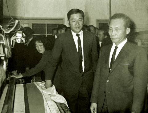 최종건 회장(왼쪽)이 1960년대 초 선경직물 수원공장을 방문한 박정희 대통령과 함께 생산 현장을 둘러보고 있다.