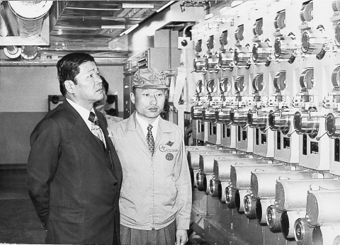 최종건 회장이 1969년 1월 수원 폴리에스테르 원사공장을 찾아 시설 점검을 하고 있다.