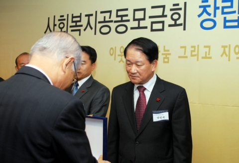 한국케이블TV방송협회 박원세 부회장이 사회복지공동모금회 이세중 회장으로부터 감사패를 전달받고 있다.