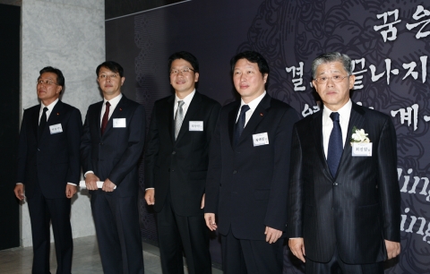 14일 저녁 워커힐 호텔에서 열린 故 최종건 창업회장의 35주기 추모식 행사에서 손님들을 영접하고 있는 모습. 
     (사진 제일 오른쪽부터 최신원 SKC 회장, 최태원 SK
