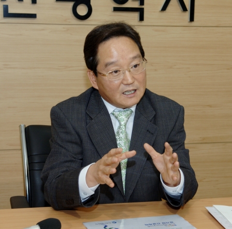홍종일 인천광역시 정무부시장은 14일 2014 아시아경기대회 경기장건설계획에 대한 기자설명회를 진행했다