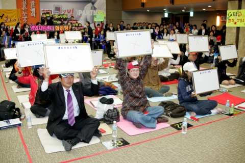 외환은행은 지난 14일 저녁 본점 대강당에서 전국의 사내 외국환 전문가들이 총 출동한 가운데 외환업무의 지식왕을 뽑는 ‘2008 외환 골든벨’ 결선행사를 가졌다. 이날 행사에는 지