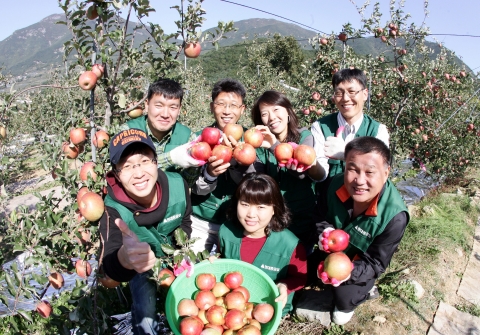 현대중공업 자원봉사단은 경남 밀양시 산내면 남명리 동명마을에 소재한 과수 농가 20여 가구를 방문해 사과 수확 작업을 지원했다.