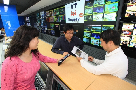17일 예정인 IPTV 서비스를 앞두고 16일 여의도 KT 미디어센터에서 KT 직원들이 품질점검을 하고 있다.