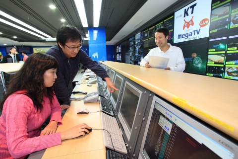 17일 예정인 IPTV 서비스를 앞두고 16일 여의도 KT 미디어센터에서 KT 직원들이 품질점검을 하고 있다.
