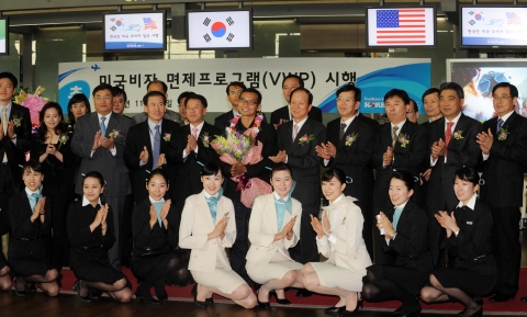 미국비자 면제프로그램(VWP) 시행 첫날인 17일 오전 인천국제공항에서 이종희 대한항공 총괄사장(가운데줄 오른쪽에서 다섯번째)과 비자면제 첫 출국 승객인 한윤민씨(가운데줄 오른쪽에