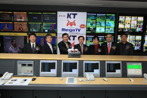 실시간 IPTV 서비스 '메가TV 라이브' 출시 기념행사를 진행하고 있는 KT임원들(좌로부터 서광주 네트워크부문장, 윤재홍 경영연구소장, 서정수 기획부문장, 윤종