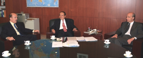 건국대학교 노벨상 수상 석학교수인 로저 콘버그 교수(2006년 노벨화학상 수상자, 사진 오른쪽)와 루이스 이그나로 교수(1998년 노벨 생리의학상 수상, 사진 왼쪽)가 18일 열리