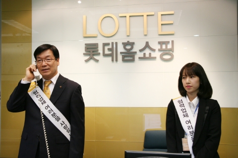 10일(월) 롯데홈쇼핑 신재우 영업본부장(상무)가 입점 상담 전화를 직접 받고 상담업무를 체험하고 있다.