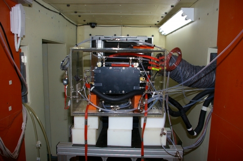 중성자 영상법을 이용한 성능 검증을 위해 하나로 중성자영상장치(NRF) 내부에 설치된 수소연료전지
