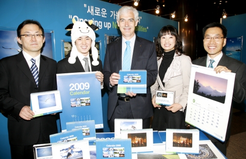 SC제일은행 데이비드 에드워즈 은행장(가운데)과 직원들이 2009년 새해 달력을 선보이고 있다. 이번 새해 달력은 SC제일은행 임직원이 직접 찍은 사진작품으로 제작되었다.