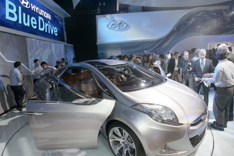 현대자동차는 19일(현지시간) 미국 LA 컨벤션 센터에서 열린 ‘LA 국제오토쇼(LA International Auto Show)’에서 친환경 브랜드 ‘Blue Drive (블루 