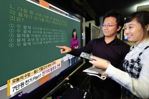 KT는 20일 중등교육 전문기업 정보에듀팝과 함께 메가TV를 통한 양방향 학원강의 서비스 [라이브 에듀 클래스]를 제공한다고 밝혔다.