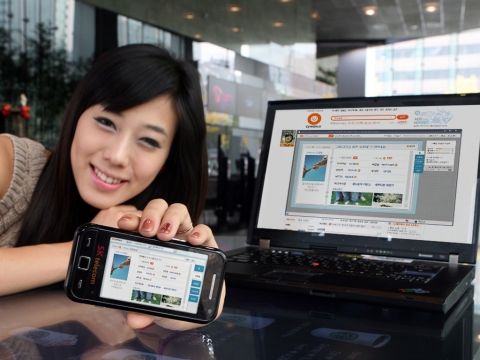 SK텔레콤(대표이사 사장 金信培, www.sktelecom.com)은 WVGA 터치단말기와 풀브라우징 방식에 최적화한 서비스인 &lt;미니싸이월드&gt;를 20일 출시한다고 밝혔다. 사진은 홍보모델이 인터넷기반 싸이월드와 미니싸이월드를 비교 사용해 보는 모습